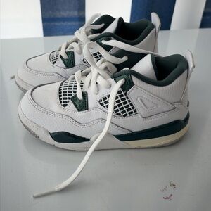Size 8.5 toddler/preschool

Jordan’s gentle worn will be cleaned